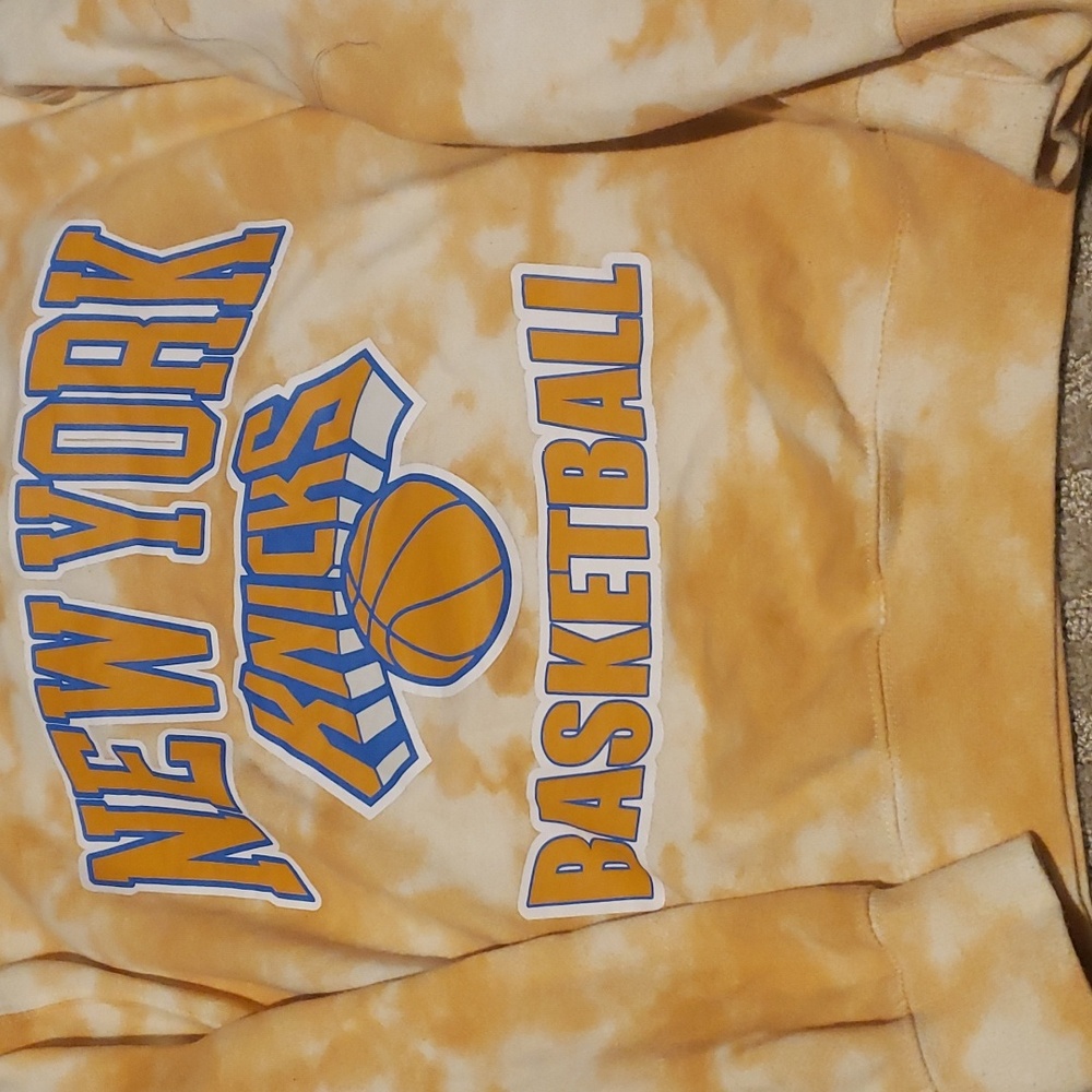 NY Knicks crew sweatshirt